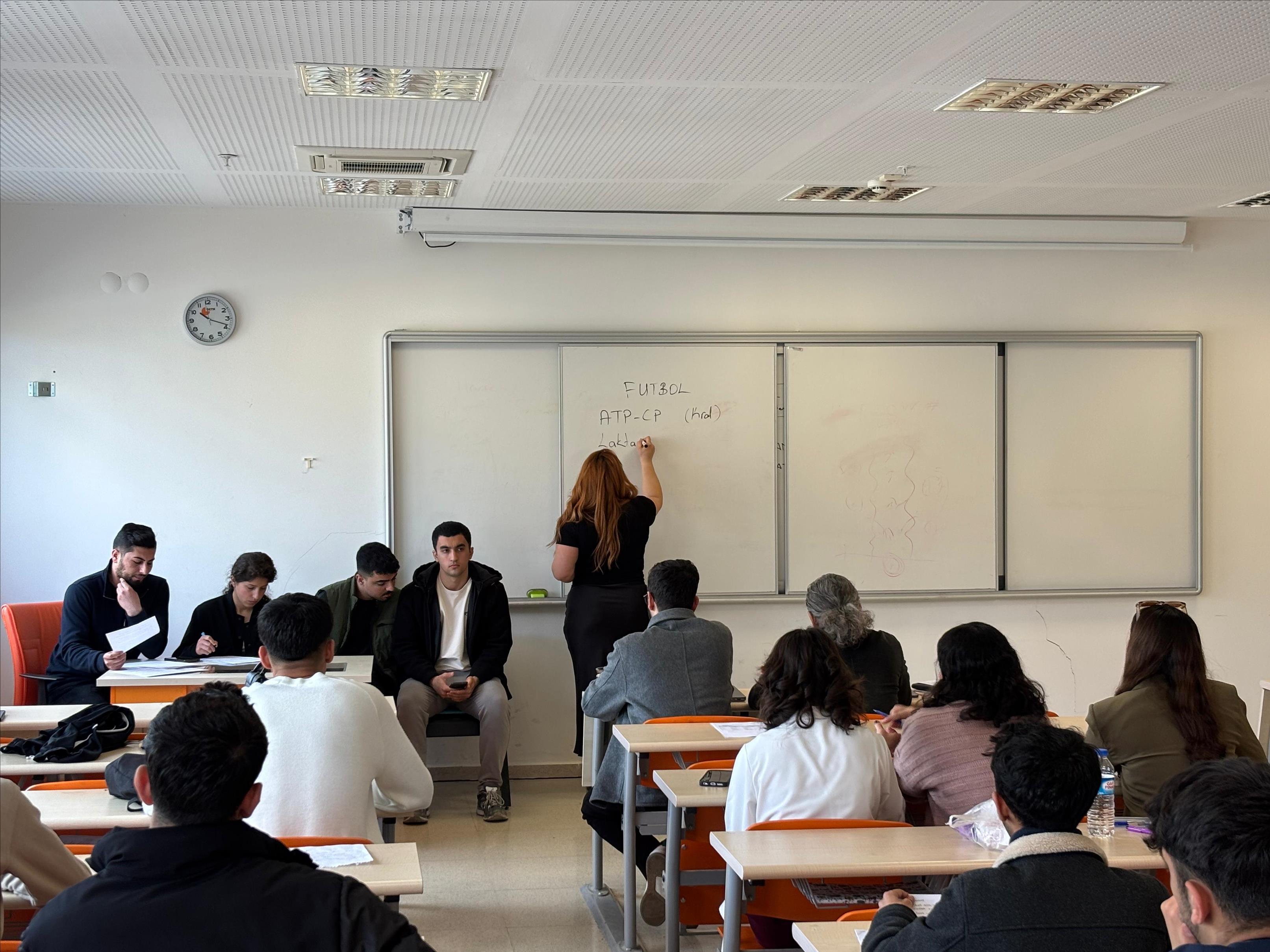 antrenorluk-egitimi-1-sinif-ogrencilerinden-fizyoloji-dersinde-enerji-sistemleri-munazarasi