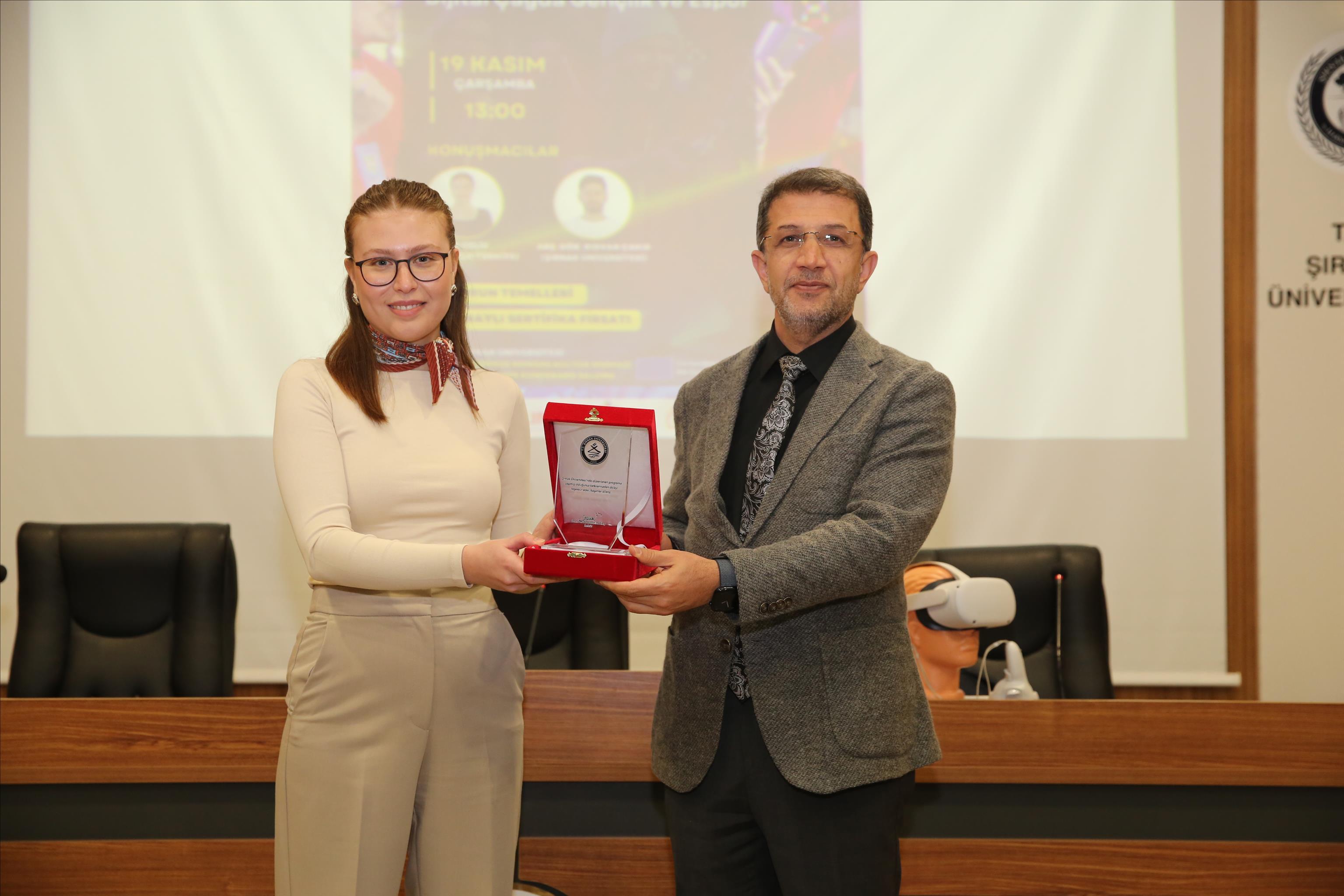 sirnak-universitesi-besyo-tarafindan-sporun-gelecegi-dijital-cagda-genclik-ve-espor-programi-gerce